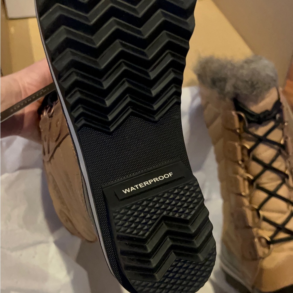 Sorel waterproof boots - Picture 5 of 9